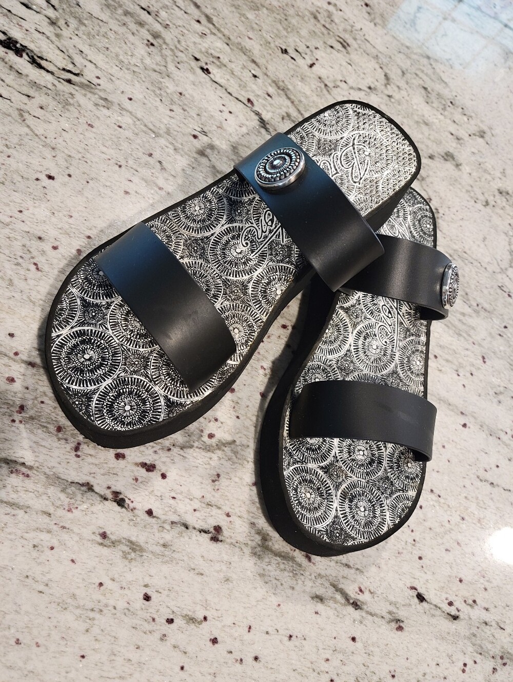 Brighton Tunis SZ 8 Black Double Strap Medallion 1.5" Wedge Sandals